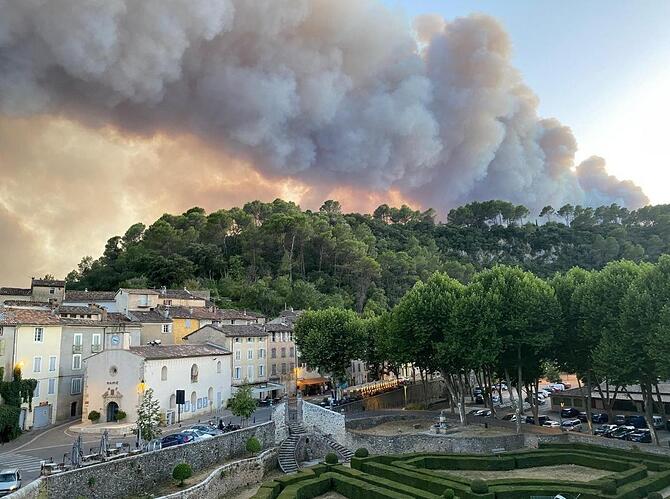 Le nuage d'incendie au dessus d'Entrecasteaux - juillet 2026 © XDR
