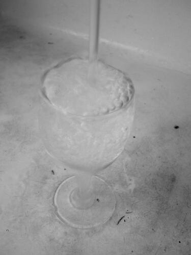 Verre d'eau dans un évier marseillais © Gaëlle Cloarec